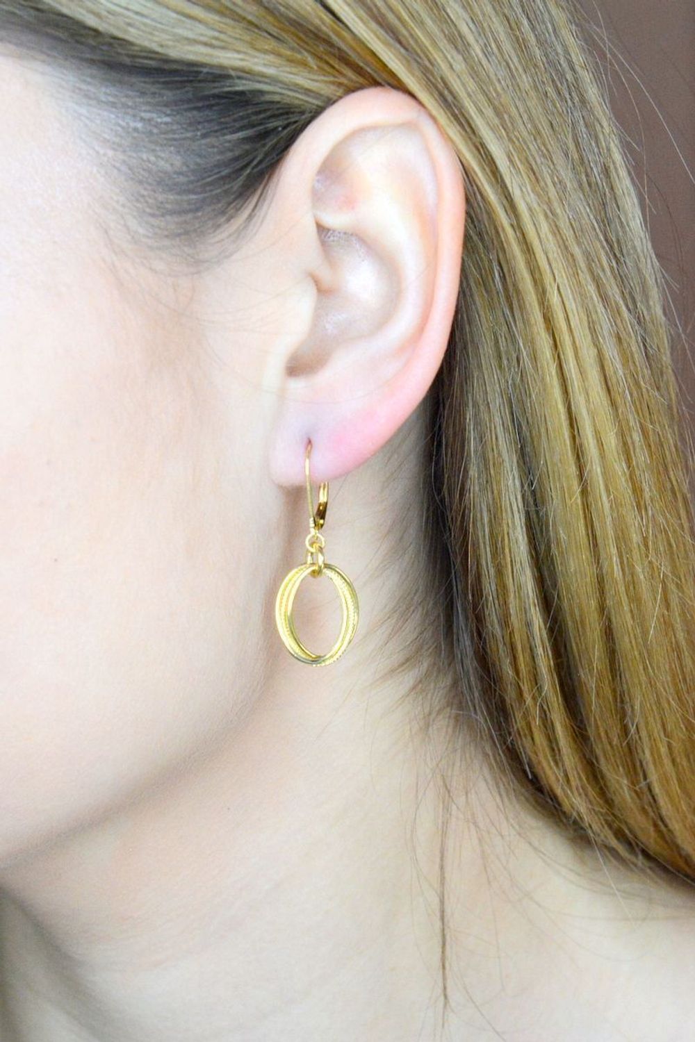 Złote kolczyki 585 wiszące owalne z ozdobnym grawerowaniem KL 8651 585. Złote kolczyki wykonane z najwyższej jakości żółtego złota, próba 585, waga około 1,46 gram. Kolczyki w minimalistycznym stylu, wpisujące się w obecne trendy mod.jpg